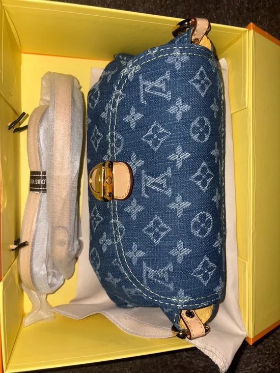 Louis Vuitton Vibrant Mustard Yellow Interior - Picture 3 of 7